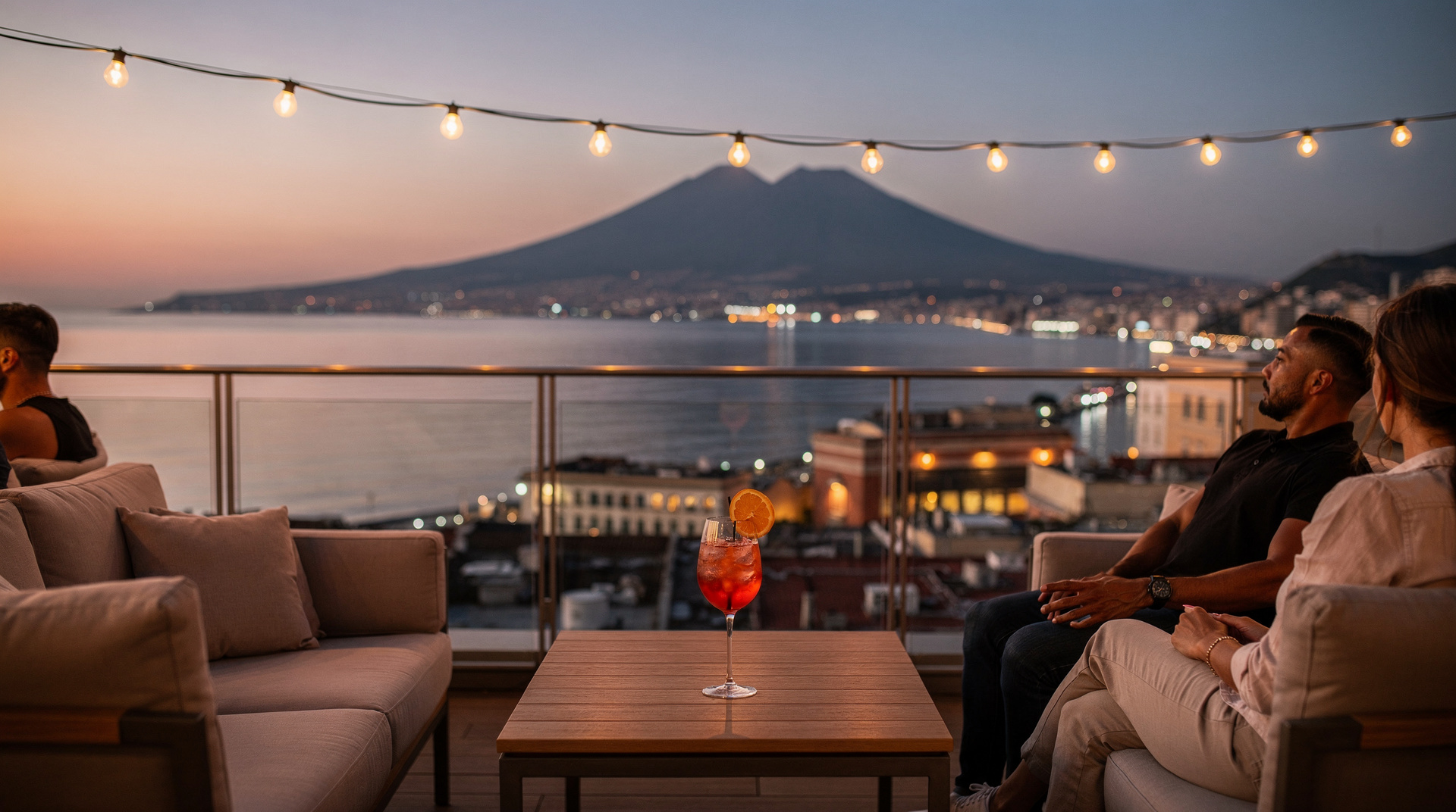 El ritual del atardecer: cómo hace el aperitivo Nápoles — Dónde toman el aperitivo los napolitanos: spritz en Chiaia, vistas de azotea, pi