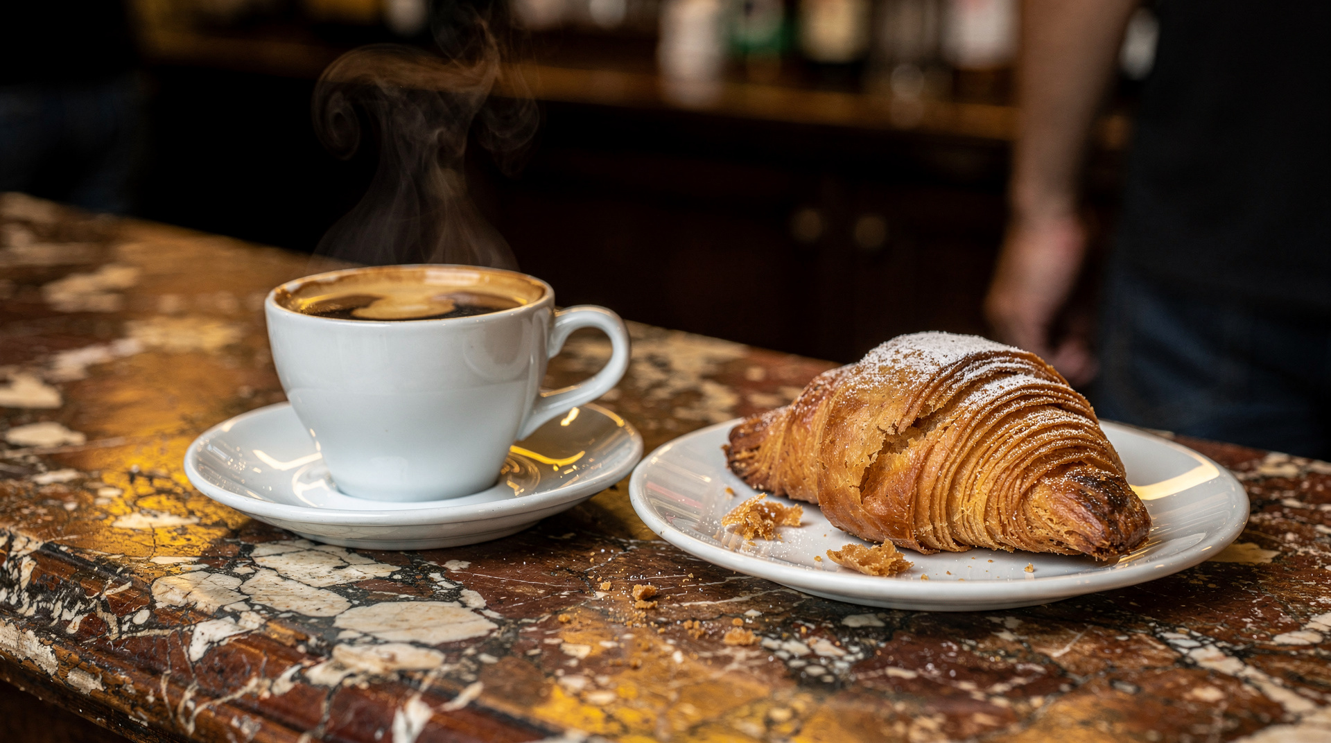 Solo de pie: dentro del ritual del café napolitano — Las reglas no escritas de tomar café en Nápoles — de pie en la barra, el debate 