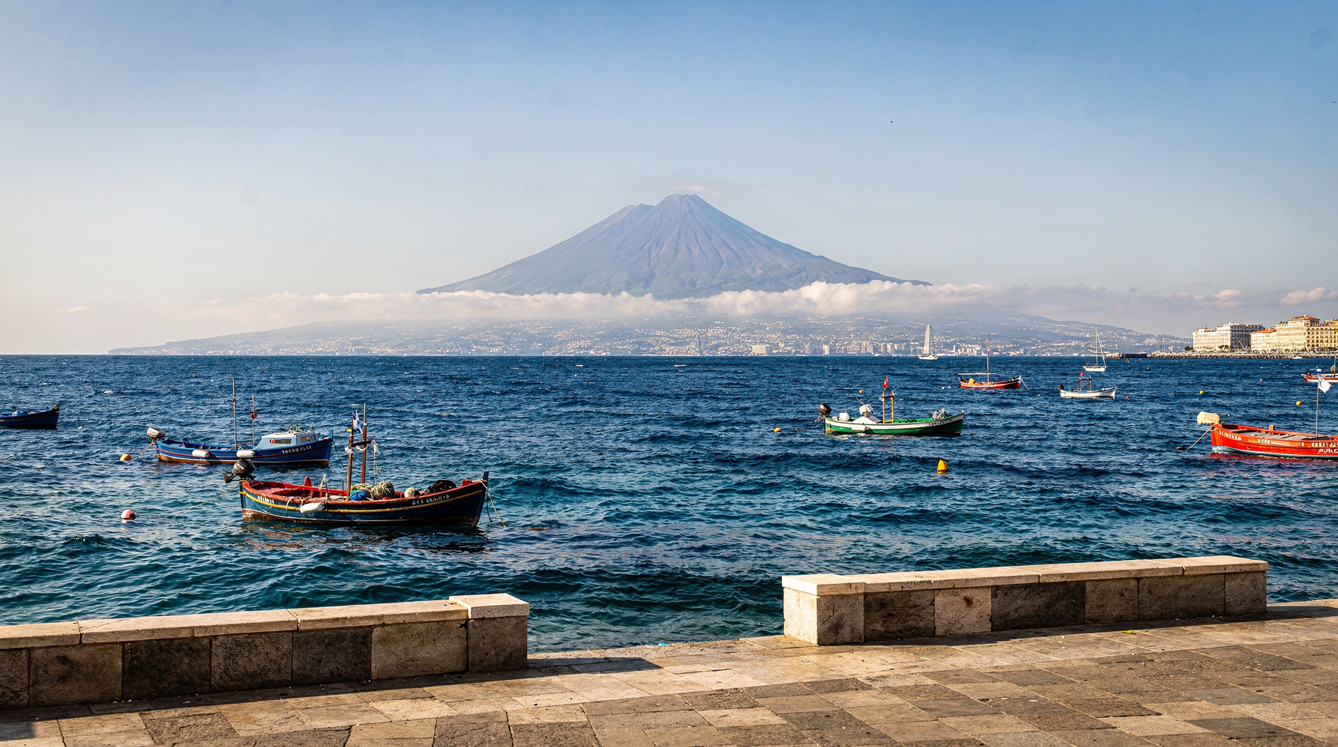 Sobrevivir al verano en Nápoles y Pompeya — Calor, ferragosto, Pompeya al amanecer y escapadas a las islas. La guía honesta 