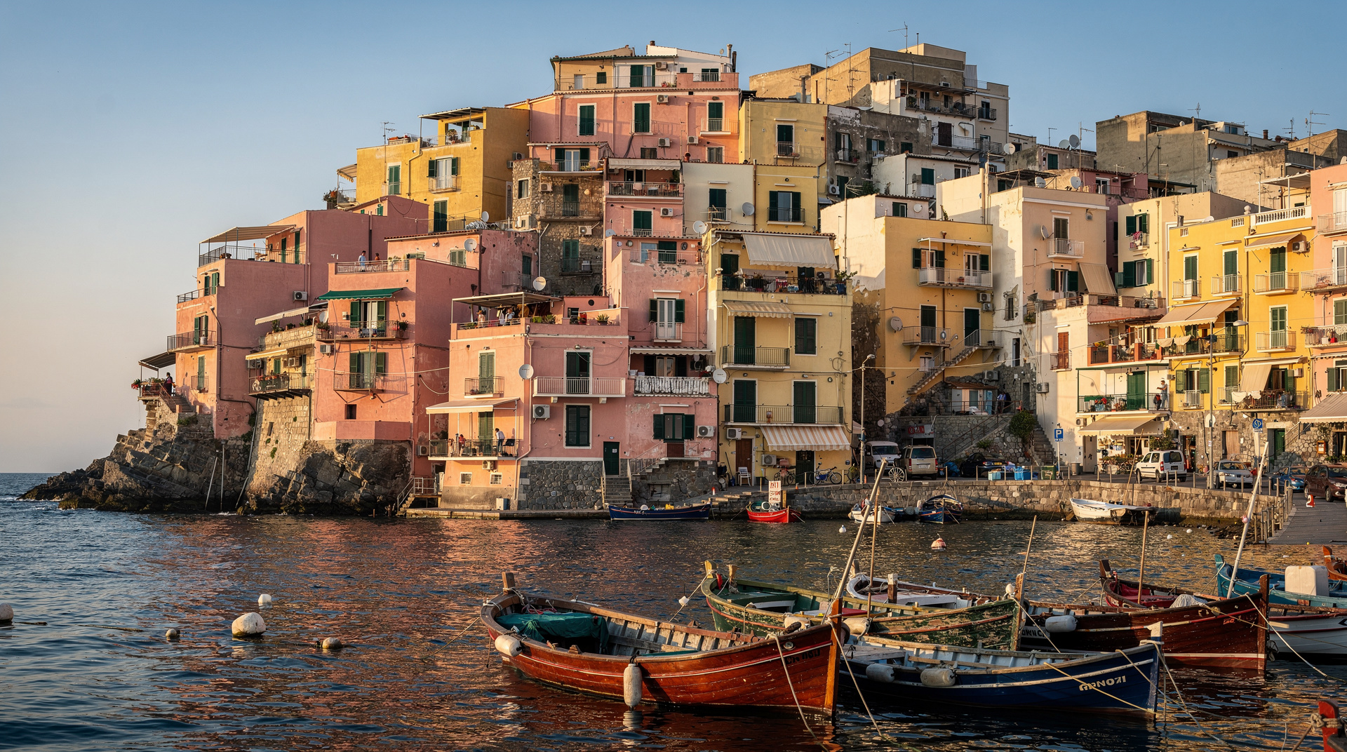 Prócida: la isla tranquila que se robó el viaje — Puerto de colores pastel, callejones desiertos y mariscos honestos. Por qué esta