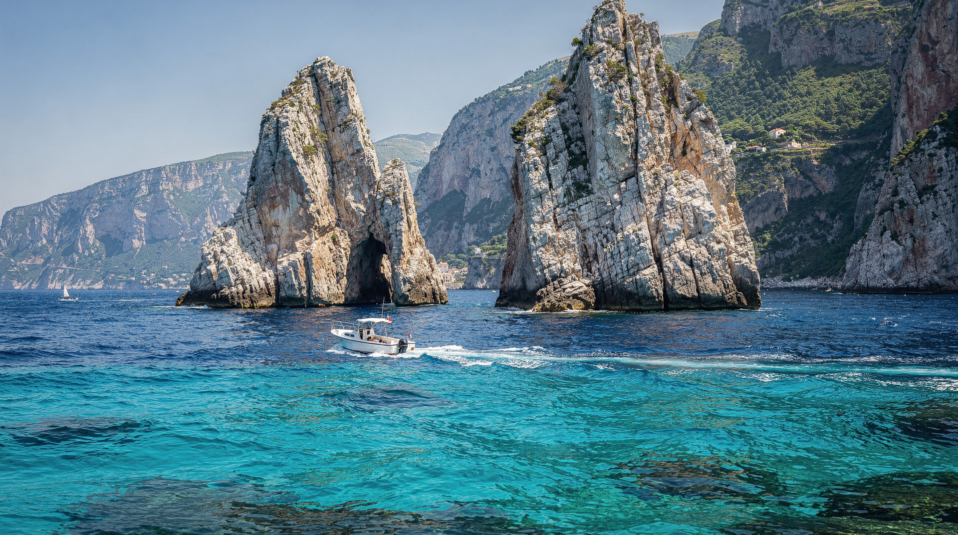 Capri vs Isquia — ¿qué isla de la bahía de Nápoles visitar en 2026? — Comparativa honesta entre Capri e Isquia — precios, multitudes, playas, baños te
