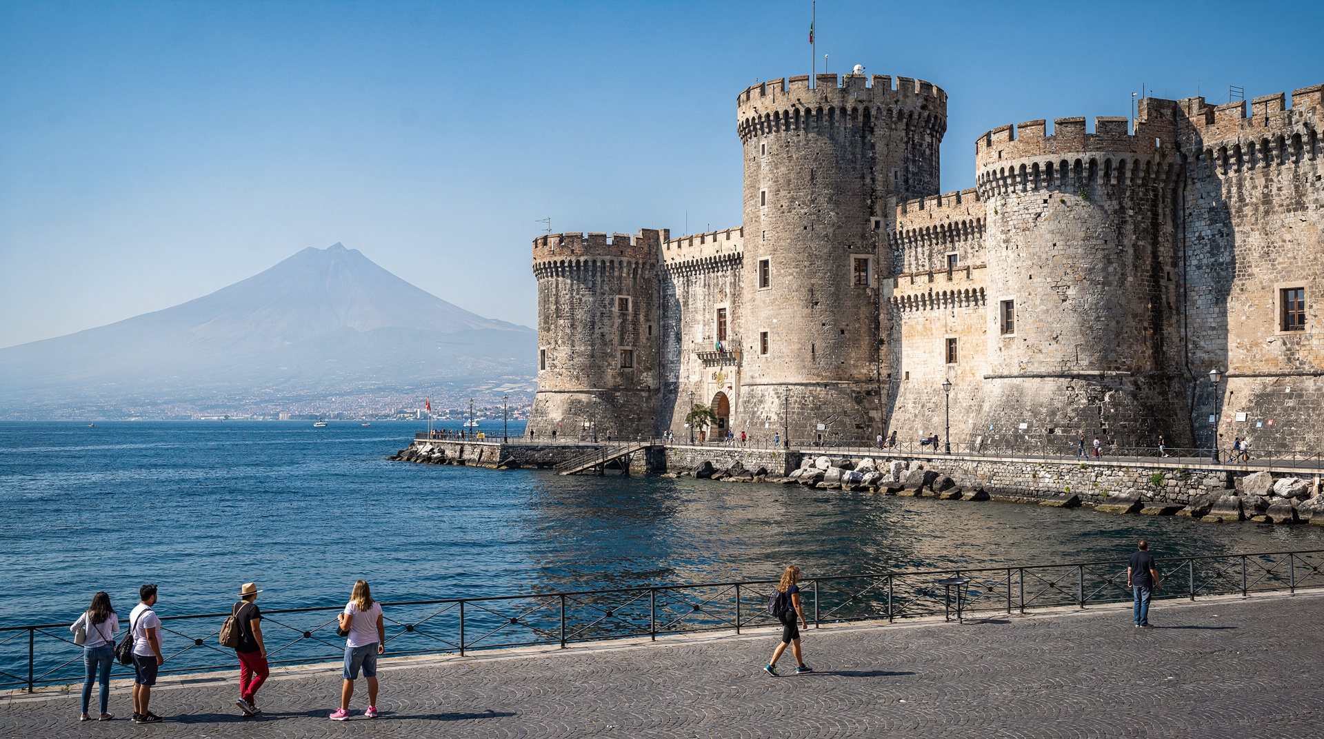 Castel dell'Ovo en Nápoles — el castillo del frente marítimo con entrada gratuita — Castel dell'Ovo en Nápoles: entrada gratuita, historia, la leyenda del Huevo, qu