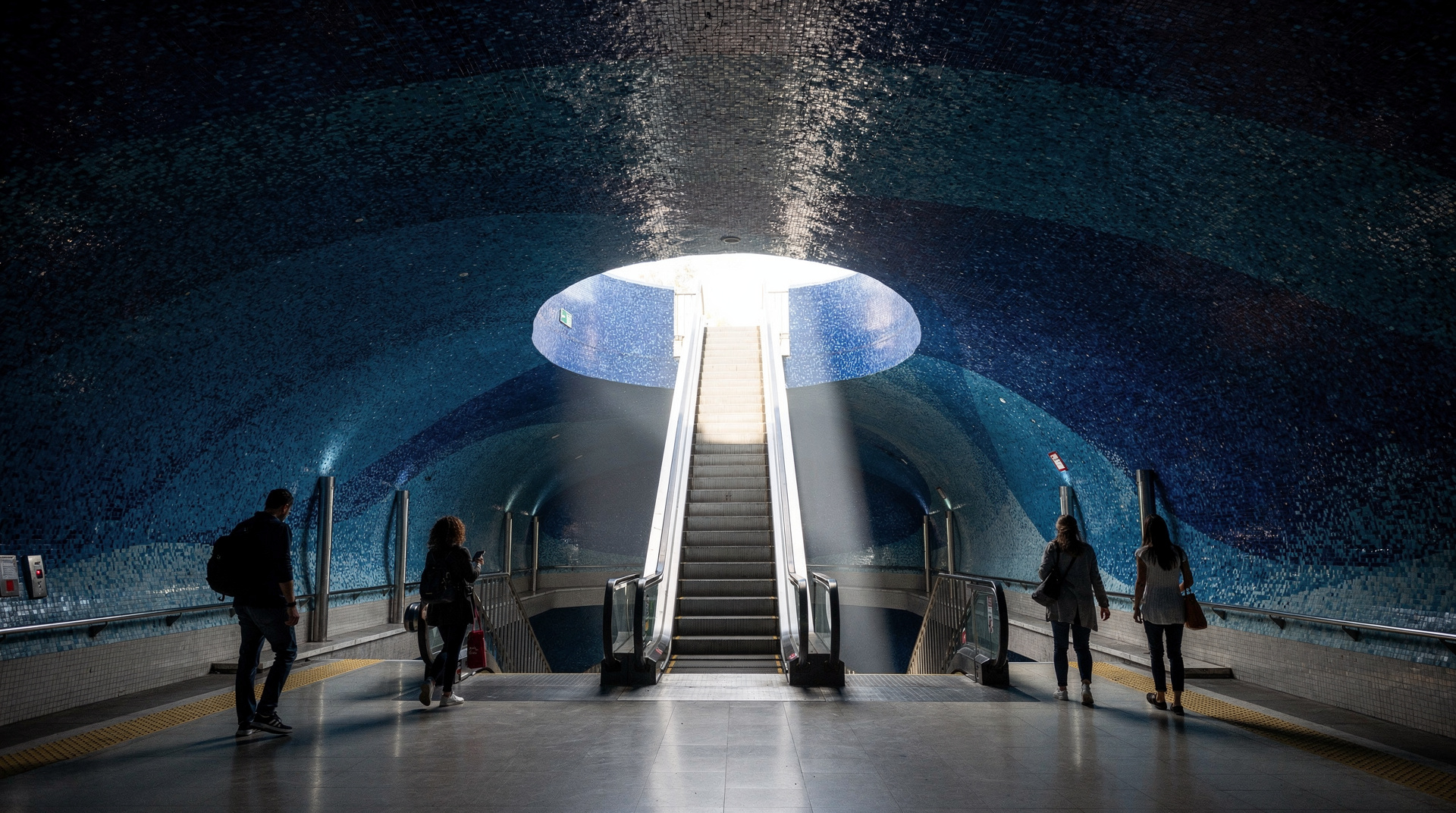 Cómo moverse por Nápoles: metro, autobús, funicular, taxi y a pie — Cómo moverse por Nápoles en 2026: metro Línea 1, funiculares, autobuses ANM, tax