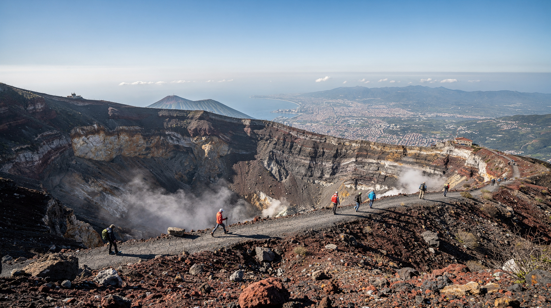 Nápoles y los volcanes: vivir en el paisaje geológico más peligroso de Europa — Nápoles entre dos volcanes activos: Vesubio, Campos Flégreos, bradisismo, erupci