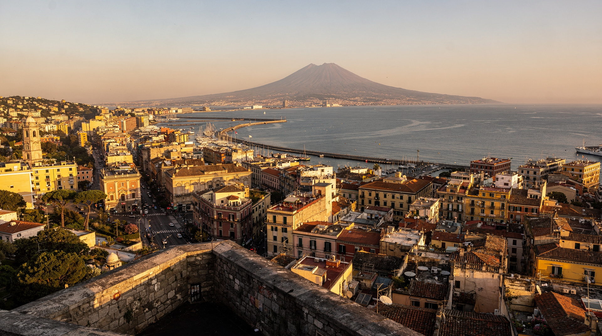 Miradores de Nápoles: los mejores puntos panorámicos de la ciudad — Los mejores miradores de Nápoles: Posillipo, Castel Sant'Elmo, Certosa di San Ma