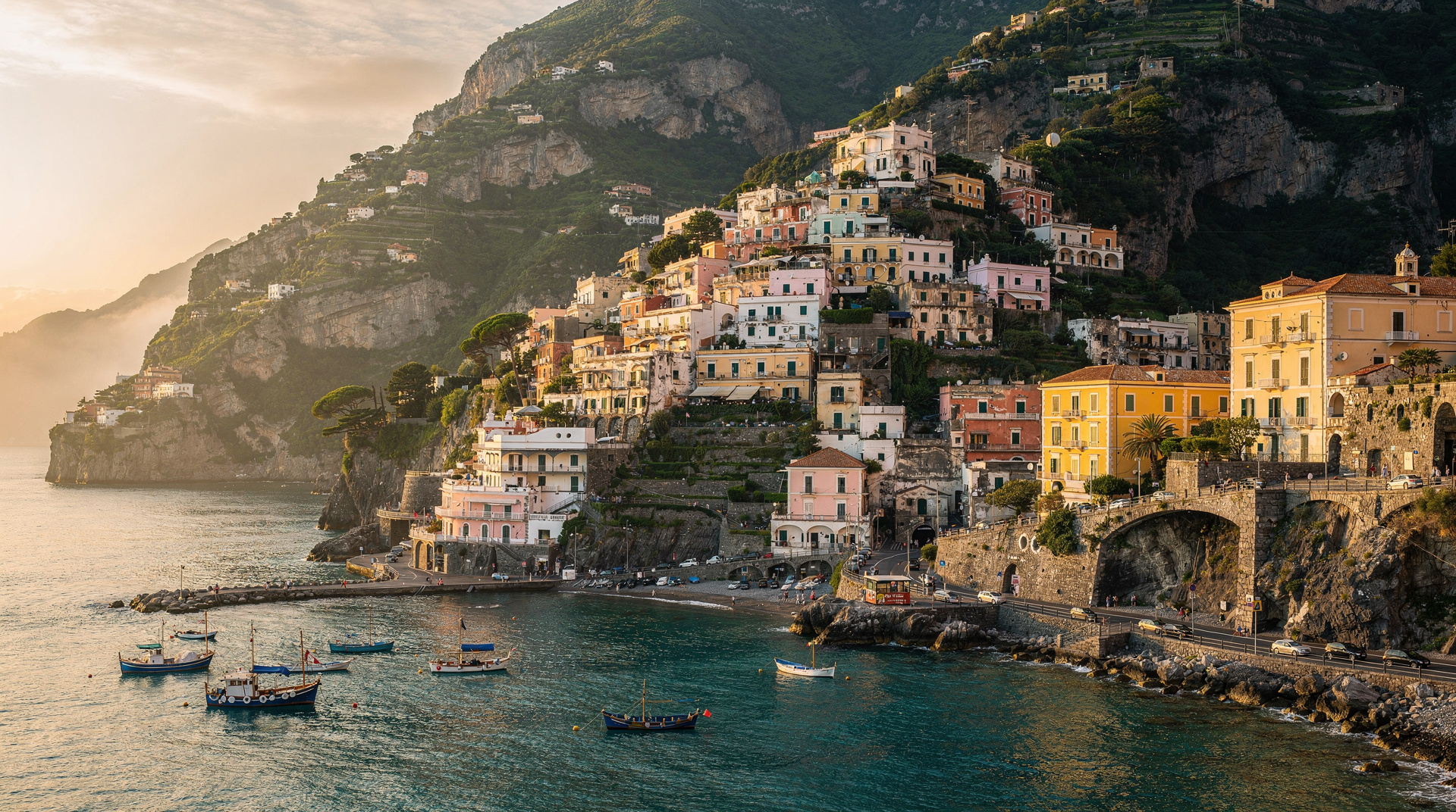 Sorrento vs Amalfi — ¿qué ciudad usar como base en la costa? — Sorrento vs Amalfi comparados. Transporte, costes, afluencia, ambiente — compara